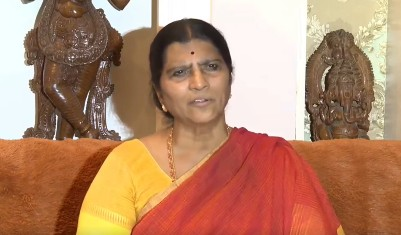 लक्ष्मी पार्वती का आरोप, जगन मोहन रेड्डी के परिवार में दरार डालने की कोशिश कर रहे चंद्रबाबू नायडू