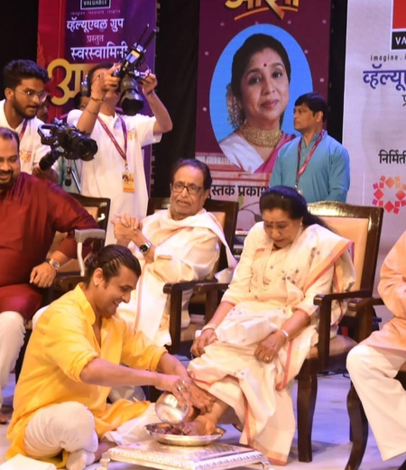 Sonu Nigam recalls massaging Asha Bhosle’s painful heel spur during US tour in 1996