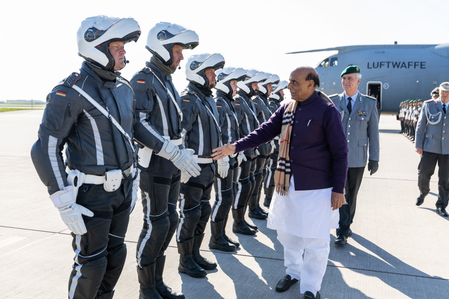 जर्मन वायुसेना के विशेष विमान से बर्लिन पहुंचे राजनाथ सिंह, लड़ाकू विमानों ने किया एस्कॉर्ट