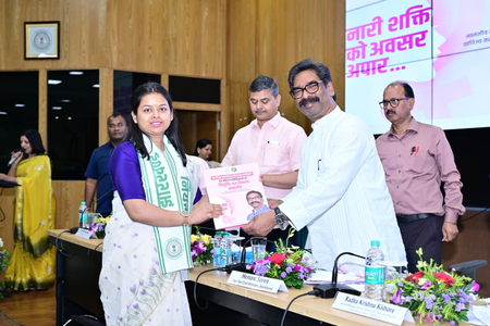 झारखंड सीएम हेमंत सोरेन ने 299 नवनियुक्त सीडीपीओ और महिला पर्यवेक्षिकाओं को सौंपे नियुक्ति पत्र