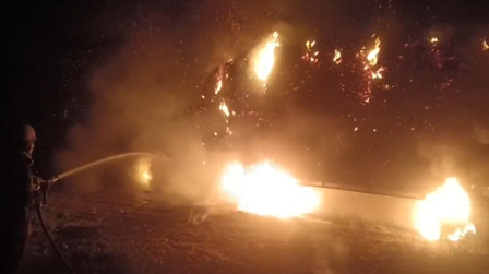 गाजियाबाद भूसे से भरे ट्रैक्टर में लगी आग, घर और दुकान तक पहुंची लपटें