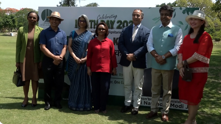 विश्व पृथ्वी दिवस पर नेहरू पार्क में विदेशी राजनयिकों ने लगाए पौधे, पर्यावरण संरक्षण का दिया संदेश