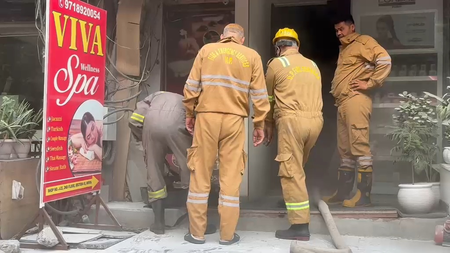 नोएडा व्यावसायिक इमारत के बेसमेंट में लगी आग, दुकान जलकर हुई राख