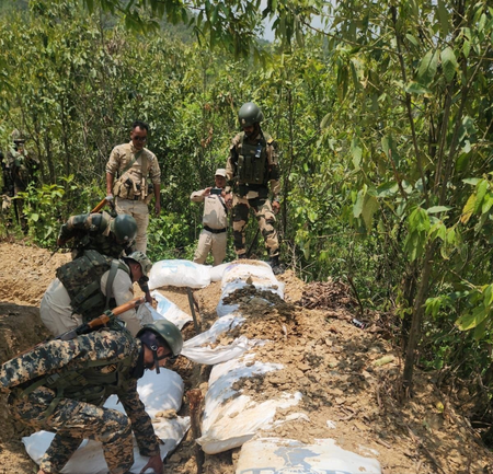 मणिपुर म्यांमार सीमा से अत्याधुनिक हथियार बरामद, अवैध बंकर ध्वस्त