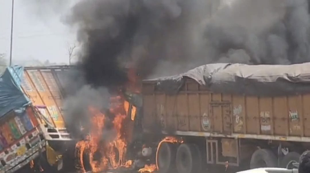 हजारीबाग रांची-पटना हाईवे पर दो ट्रकों की सीधी भिड़ंत के बाद लगी भीषण आग