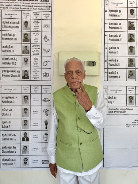 99 साल के डॉ. एचवी हांडे ने किया मतदान, पीएम मोदी ने बताया युवाओं के लिए बड़ा संदेश