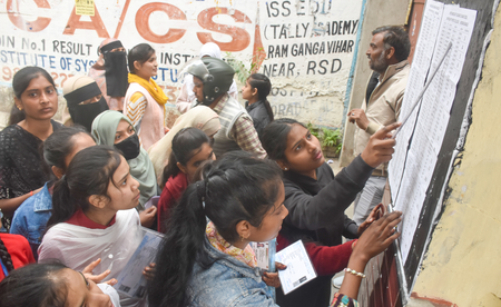 नोएडा यूपी बोर्ड इंटरमीडिएट में छात्रों का शानदार प्रदर्शन, हिमांशी शर्मा बनीं टॉपर