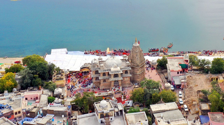 राजस्थान में है लीलाधर का 1698 में बना भव्य मंदिर, जहां भगवान के चरण छूकर मुड़ जाती है चंबल नदी