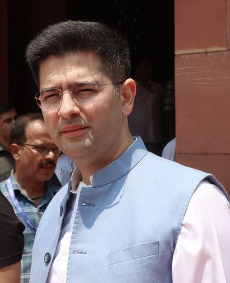 आम आदमी पार्टी में बड़ी टूट, राघव चड्ढा समेत तीन राज्यसभा सांसदों का इस्तीफा