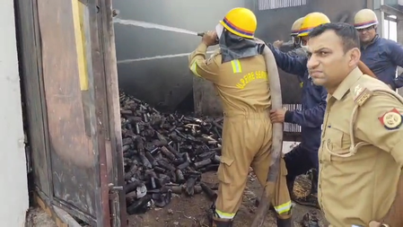 गाजियाबाद में केमिकल फैक्ट्री में भीषण आग, कड़ी मशक्कत के बाद पाया गया काबू