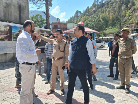 उत्तरकाशी जिलाधिकारी प्रशांत आर्य ने 9 पिंक कियोस्क का किया उद्घाटन