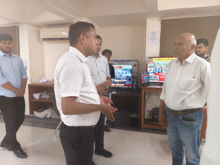 गुजरात अहमदाबाद डीएम ने लोकल गवर्नमेंट इलेक्शन को लेकर रिसीविंग-डिस्पैचिंग सेंटर्स का दौरा किया