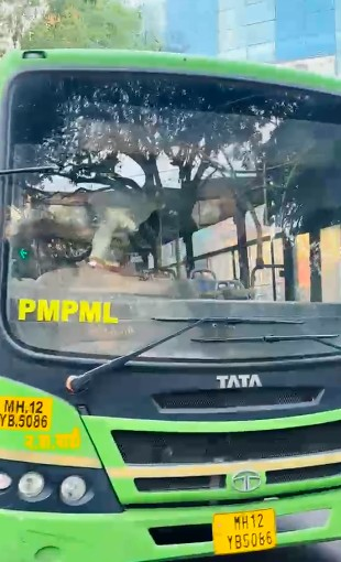 बस चुराई, शहरभर दौड़ाई… और आखिर में डिवाइडर से टकराई, पुणे में सनसनीखेज मामला