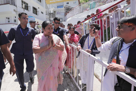 रेखा गुप्ता ने किए मां वैष्णो देवी के दर्शन, बोलीं-देश की खुशहाली के लिए मां से प्रार्थना की