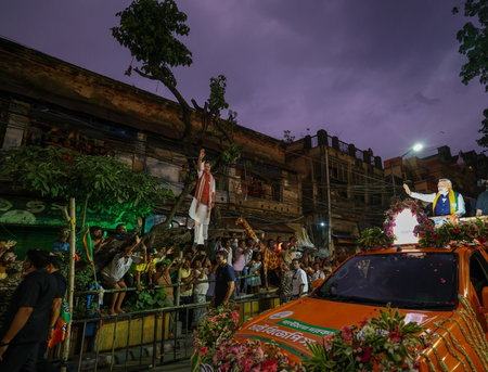 कोलकाता में भी मोदी मैजिक, रोड शो में महिलाओं की दिखी भव्य भागीदारी
