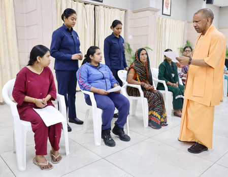  यूपी : सीएम योगी का अधिकारियों को निर्देश, 'समयसीमा के भीतर करना होगा समाधान'