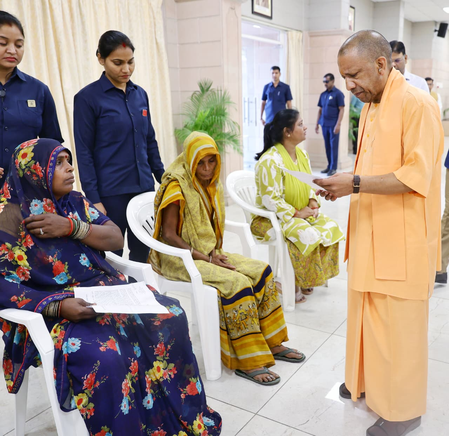  यूपी : सीएम योगी का अधिकारियों को निर्देश, 'समयसीमा के भीतर करना होगा समाधान'