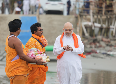 मां गंगा देशवासियों पर अपनी कृपा बनाए रखें, केंद्रीय गृह मंत्री अमित शाह ने तीर्थ गंगासागर में की पूजा-अर्चना