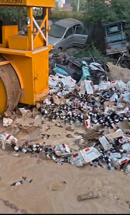 पुलिस की बड़ी कार्रवाई, 110 मामलों से जुड़ी हजारों लीटर अवैध शराब नष्ट