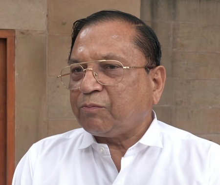 केजरीवाल के ‘सत्याग्रह’ ऐलान पर विवाद, कानूनी विशेषज्ञों ने कहा- अनुचित कदम