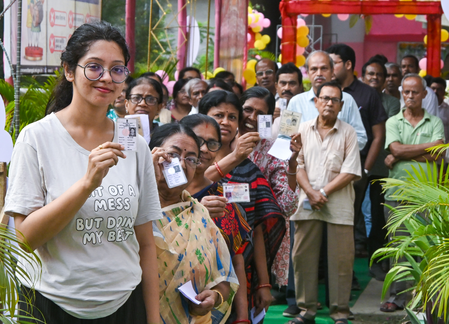 एआई एग्जिट पोल  असम में भाजपा की हैट्रिक, पश्चिम बंगाल में टीएमसी के साथ फिफ्टी-फिफ्टी