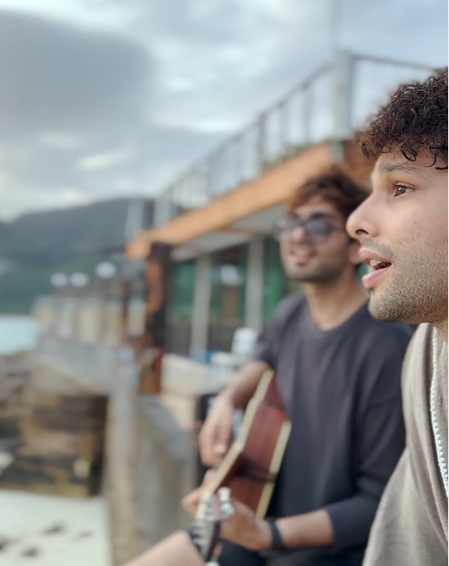 एक्टिंग के बाद अब गायकी में चला सिद्धांत का जादू, जन्मदिन पर खास गाना रिलीज