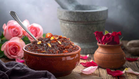 गुलाब की पत्तियों से बना शीतल गुलकंद, त्वचा-पेट की समस्या से मिलेगी निजात