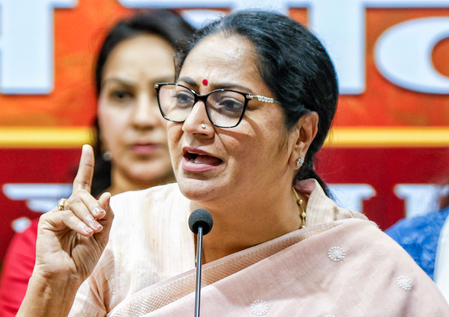 किताबें-ड्रेस कहीं से भी खरीदें, दबाव डाला तो होगा एक्शन, दिल्ली के प्राइवेट स्कूलों को सीएम रेखा गुप्ता की सख्त चेतावनी