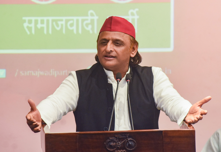 योगी आदित्यनाथ के बयान पर अखिलेश यादव का पलटवार, हालात के हिसाब से रंग बदलती है सरकार