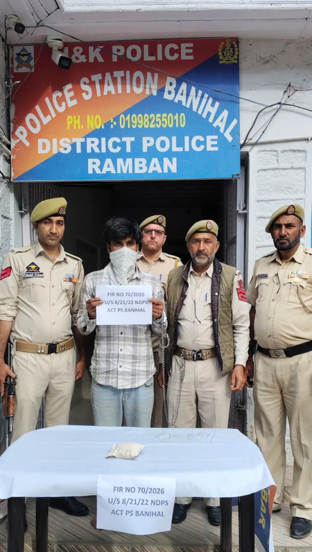 जम्मू-कश्मीर रामबन पुलिस ने ड्रग तस्कर को किया गिरफ्तार, नशीला पदार्थ बरामद