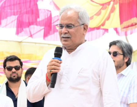 छत्तीसगढ़ में आईईडी ब्लास्ट में शहीद जवानों को पूर्व मुख्यमंत्री भूपेश बघेल ने दी श्रद्धांजलि