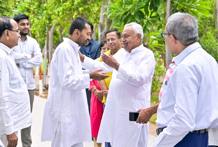 सद्भाव यात्रा  नीतीश के कार्यों को जन-जन तक पहुंचाने के संकल्प के साथ पटना से रवाना हुए निशांत