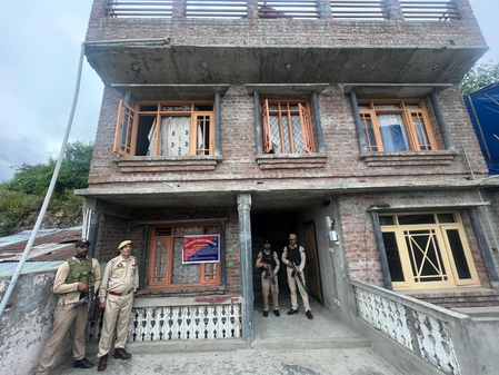 श्रीनगर पुलिस की बड़ी कार्रवाई, कुख्यात ड्रग तस्कर की 1.20 करोड़ की संपत्ति जब्त