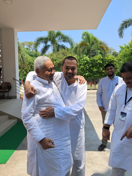 बिहार निशांत कुमार बनेंगे मंत्री, शपथ ग्रहण से पहले लिया पिता नीतीश कुमार का आशीर्वाद