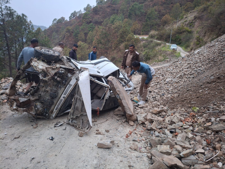 उत्तराखंड के अल्मोड़ा में दर्दनाक सड़क हादसा, खाई में गिरी कार, तीन युवकों की मौत