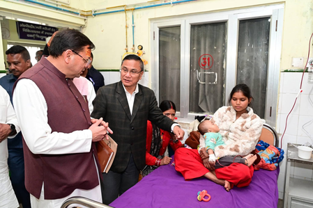 पिथौरागढ़  मुख्यमंत्री पुष्कर सिंह धामी ने जिला अस्पताल पहुंच मरीजों का जाना हालचाल