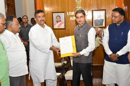 पश्चिम बंगाल सुवेंदु अधिकारी ने राज्यपाल से मिलकर पेश किया सरकार बनाने का दावा