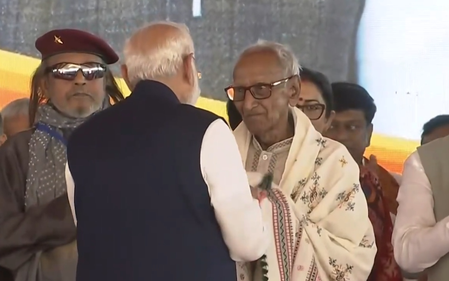 पश्चिम बंगाल  शपथ ग्रहण समारोह में पीएम मोदी ने लिया वरिष्ठ भाजपा कार्यकर्ता माखनलाल सरकार का आशीर्वाद