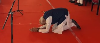 जनशक्ति को नमन  शपथ ग्रहण के मंच पर पीएम मोदी ने साष्टांग प्रणाम कर जताया जनता का आभार