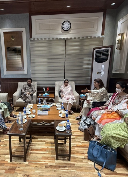 पाकिस्तान औरत मार्च कराची को लेकर बवाल के बाद एनओसी, पहनावे से लेकर नारों तक पर लगाई पाबंदी