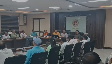 रीवा में कलेक्टर और कर्मचारियों के बीच विवाद सुलझा, काम न होने पर तहदीलदार को लगाई थी फटकार