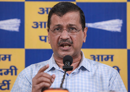 केजरीवाल ने मुगल बादशाह से की पीएम मोदी की तुलना, बोले-देश के कुछ हिस्सों पर किया बेईमानी से कब्जा