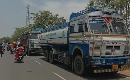 झारखंड जामताड़ा में तेज रफ्तार स्कॉर्पियो की चपेट में आने से बच्ची की मौत, ग्रामीणों ने हाईवे किया जाम झारखंड जामताड़ा में तेज रफ्तार स्कॉर्पियो की चपेट में आने से बच्ची की मौत, ग्रामीणों ने हाईवे किया जाम