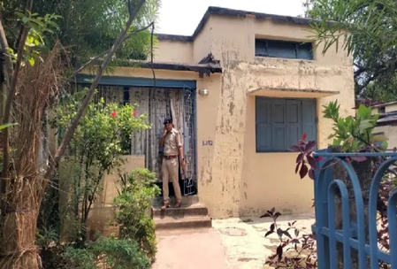 जमशेदपुर टाटा स्टील के रिटायर कर्मचारी ने पत्नी, बेटे और बेटी को कुल्हाड़ी से काट डाला, खुद फोन कर दी पुलिस को सूचना