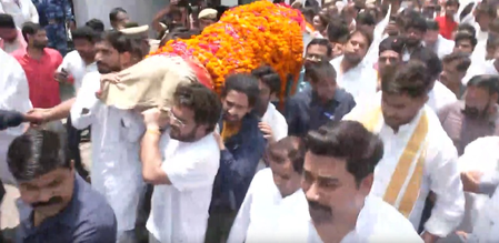 Prateek Yadav's father-in-law lights funeral pyre, Akhilesh bids final farewell Prateek Yadav's father-in-law lights funeral pyre, Akhilesh bids final farewell