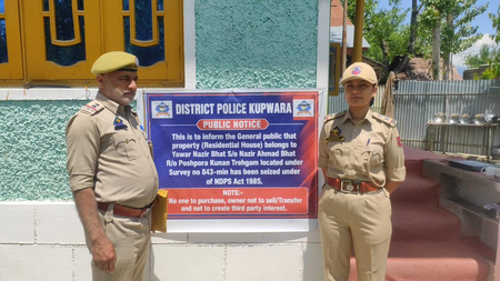 जम्मू-कश्मीर कुपवाड़ा पुलिस ने मादक पदार्थों की तस्करी के मामले में मकान जब्त किया