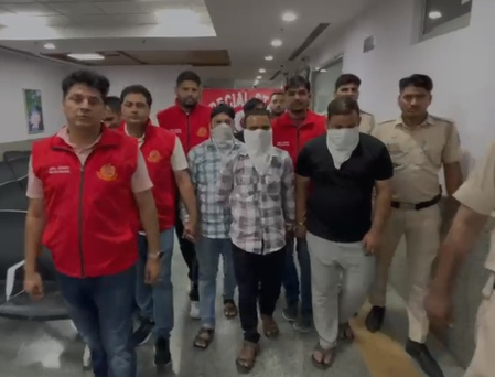 पूर्वी दिल्ली में हथियारबंद लूटकांड का खुलासा 5 आरोपी गिरफ्तार, सोने की चेन और 2.31 लाख रुपए बरामद पूर्वी दिल्ली में हथियारबंद लूटकांड का खुलासा 5 आरोपी गिरफ्तार, सोने की चेन और 2.31 लाख रुपए बरामद