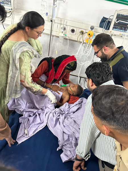 होशियारपुर 9 घंटे के रेस्क्यू ऑपरेशन के बाद बोरवेल में गिरे बच्चे को सकुशल निकाला गया