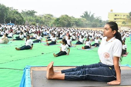 एस-व्यास ने 100 दिवसीय उलटी गिनती श्रृंखला के तहत योग कार्यक्रम का आयोजन किया