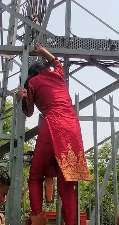 झारखंड में प्रेमी को पुलिस से छुड़ाने के लिए मोबाइल टावर पर चढ़ी प्रेम की दीवानी, पंद्रह दिन में तीन घटनाएं